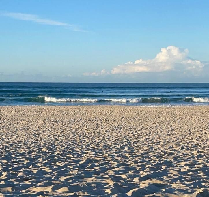 Chic Beachside Getaway 2Br 2Bath Fully Equipped Apartman Gold Coast Kültér fotó