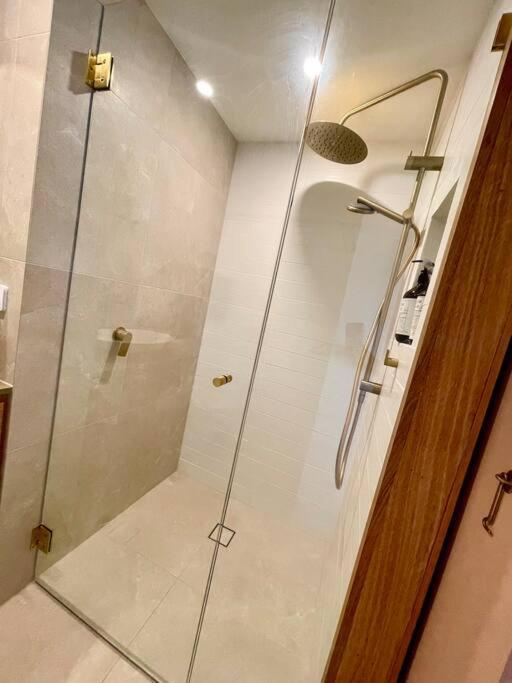 Chic Beachside Getaway 2Br 2Bath Fully Equipped Apartman Gold Coast Kültér fotó