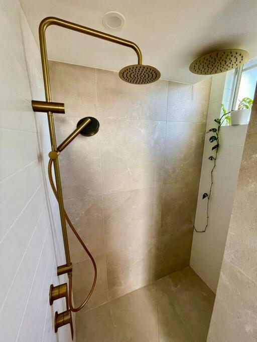 Chic Beachside Getaway 2Br 2Bath Fully Equipped Apartman Gold Coast Kültér fotó