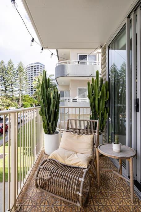 Chic Beachside Getaway 2Br 2Bath Fully Equipped Apartman Gold Coast Kültér fotó