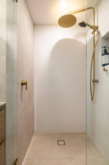 Chic Beachside Getaway 2Br 2Bath Fully Equipped Apartman Gold Coast Kültér fotó